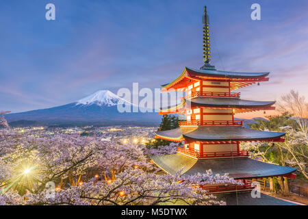 Fujiyoshida, Japan Ausblick auf den Mt. Fuji und Pagode im Frühjahr Saison. Stockfoto