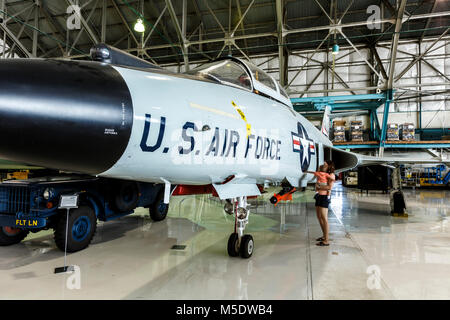 Frau und Kind bewundern McDonnell F-101 Voodoo Überschalljet aufweisen, Wings over the Rockies Air & Space Museum, Denver, Colorado, USA Stockfoto