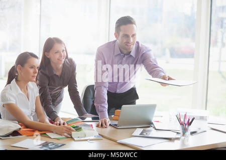 Junge Geschäftsleute am Schreibtisch arbeiten in kreativen Büro Stockfoto