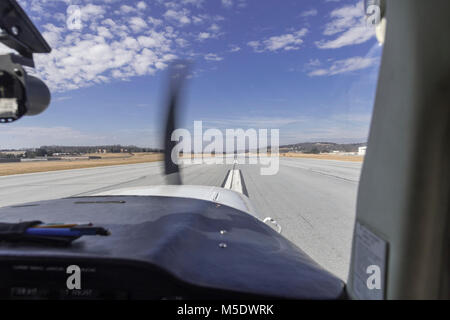 Abflug in kleinen Prop Flugzeug Stockfoto