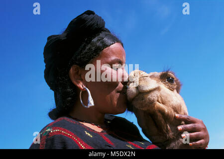 Niger, Talak in der Nähe von Agadez. Sahara. Die Berge. Sahel. Volk der Tuareg Stamm. Frau und junge Kamel. Stockfoto