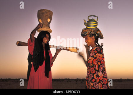 Niger, Talak in der Nähe von Agadez. Sahara. Die Berge. Sahel. Volk der Tuareg Stamm. Frau und Tochter. Sonnenuntergang. Stockfoto