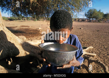 Niger, Talak in der Nähe von Agadez. Sahara. Die Berge. Sahel. Volk der Tuareg Stamm. Junge Trinkwasser. Stockfoto