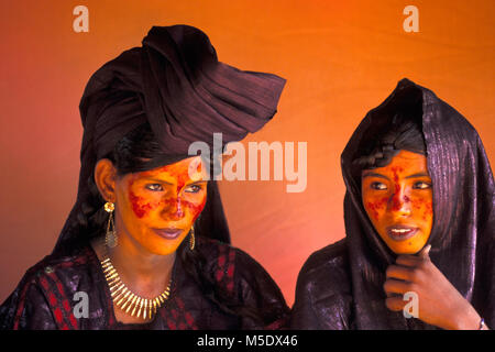 Niger, Talak in der Nähe von Agadez. Sahara. Die Berge. Sahel. Volk der Tuareg Stamm. Frauen. Porträt. Für die Ehe gekleidet. Stockfoto