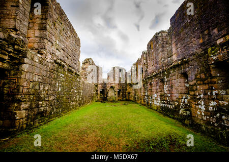 Die große Halle im Morton Schloss. Morton Schloss ist durch ein künstliches Loch in den Hügeln über Nithsdale, in Dumfries und Galloway, süd-westlich Sco entfernt Stockfoto