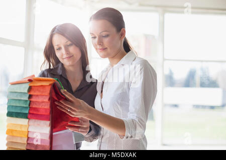 Junge Unternehmerinnen Auswahl fabric swatches im Büro Stockfoto