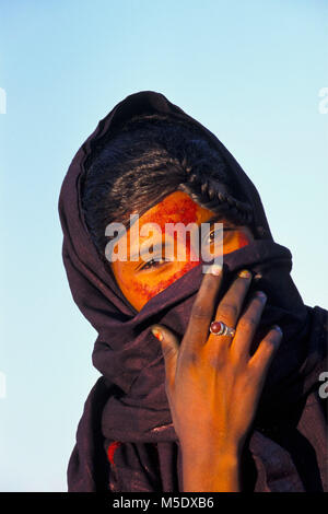 Niger, Talak in der Nähe von Agadez. Sahara. Die Berge. Sahel. Volk der Tuareg Stamm. Frau. Porträt. Für die Ehe gekleidet. Stockfoto