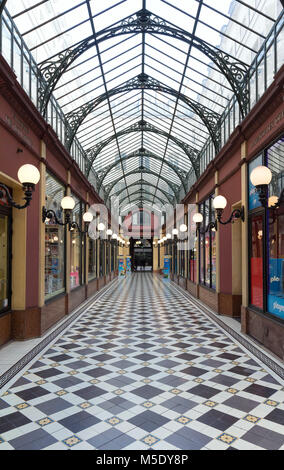 PARIS, Frankreich, 14. Juni 2017: das Innere der Passage des Princes 1860 zwischen Boulevard des Italiens und der Rue de Richelieu gebaut. Es beherbergt zahlreiche s Stockfoto