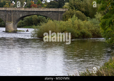 Die Fischerei auf Lachs, der Kreuzung Pool, wo der Fluss Teviot den Fluss Tweed erfüllt und Kelso in den schottischen Borders. Stockfoto