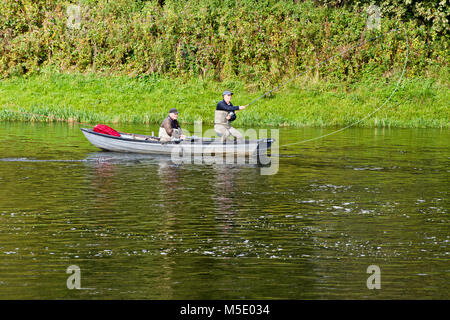 Die Fischerei auf Lachs, der Kreuzung Pool, wo der Fluss Teviot den Fluss Tweed erfüllt und Kelso in den schottischen Borders. Stockfoto