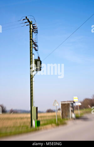 Stream mit hoher Spannung, Strom Masten Stockfoto