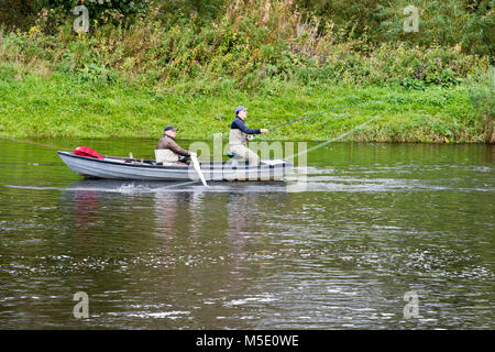 Die Fischerei auf Lachs, der Kreuzung Pool, wo der Fluss Teviot den Fluss Tweed erfüllt und Kelso in den schottischen Borders. Stockfoto