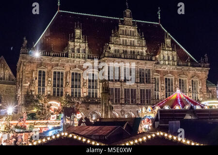 Rathaus von Bremen mit dem Weihnachtsmarkt auf dem Bremer Marktplatz. Stockfoto