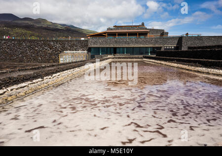 Salinas de Fuencaliente, La Palma. Kanarische Inseln Spanien. Die fuencaliente Salz Verdunstungsteichen verwendet havest Meersalz liegen an der Küste. Oberhalb der berühmten touristischen attaction Leuchttürme und Besucherzentrum auf den Klippen der Küste befinden. Diese Seite markiert den südlichsten Ende von La Palma. Stockfoto