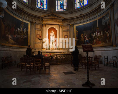 Paris, Frankreich - 7. Januar 2018: Altar der Jungfrau Maria und dem Jesuskind in der Basilika des heiligsten Herzen von Montmartre, Paris. Stockfoto