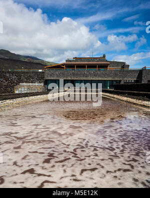 Salinas de Fuencaliente, La Palma. Kanarische Inseln Spanien. Die fuencaliente Salz Verdunstungsteichen zu ernten Meersalz liegen an der Küste eingesetzt. Diese Seite markiert den südlichsten Ende von La Palma. Mit einer Ricoh GRII Kamera fotografiert. Stockfoto