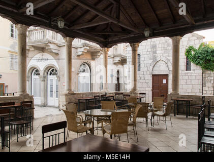 Insel Rab, Kroatien - 10. August 2015: Alte Holz und Stein Veranda in einem Quadrat der antiken Stadt Rab auf der kroatischen Insel gleichen Namens. Stockfoto