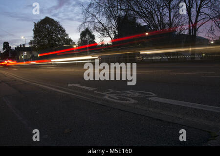 Auto Licht Wanderwege in abendlichen Hauptverkehrszeit Stockfoto