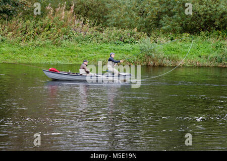 Die Fischerei auf Lachs, der Kreuzung Pool, wo der Fluss Teviot den Fluss Tweed erfüllt und Kelso in den schottischen Borders. Stockfoto