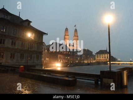 Zürich Abendlicher Blick bei Regen mit großer Münster (grossmünster) in der Schweiz Stockfoto