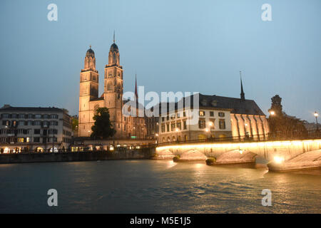Zürich Abendlicher Blick bei Regen mit großer Münster (grossmünster) in der Schweiz Stockfoto
