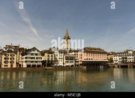 Stadtbild mit Limmatquai Zürich und St. Peter Kirche, Schweiz Stockfoto