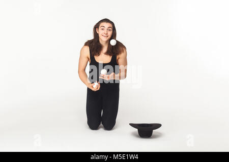 Bettler, bitten. Jongleur an Kamera und jonglieren Bälle suchen. Innen- schuss Stockfoto