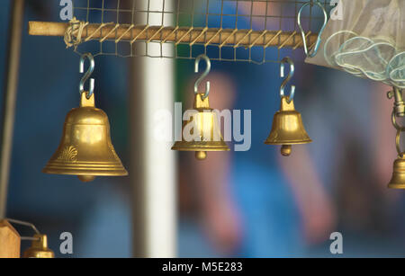 Wenig HÄNGEND MESSING GLOCKEN IN EINEM FLOHMARKT Stockfoto