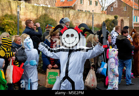 Rheinische Karneval, Rose Montag, Rosenmontag Umzug 2018 in Duelken, Menschen, Zuschauer, Narren, Kostümierung, D-Viersen, D-Viersen-Duelken, Niederrhein, Rheinland, Nordrhein-Westfalen, NRW Stockfoto