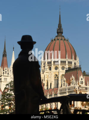 Statue von Imre Nagy und Parlamentsgebäude in Budapest, Ungarn Stockfoto