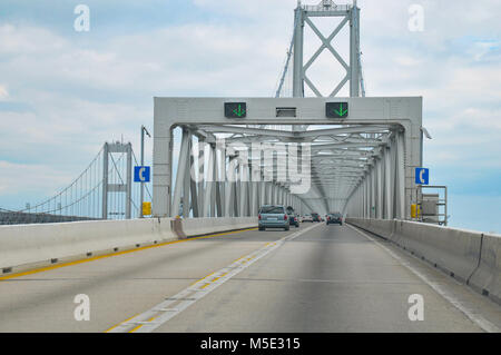 Ein Blick auf die Chesapeake Bay Bridge oder die Bay Bridge in Maryland in den Vereinigten Staaten von Amerika, aus einem fahrenden Auto gesehen Stockfoto