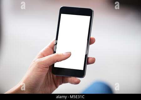 Nahaufnahmen der Hände halten Handy Mit Leerer Bildschirm Stockfoto
