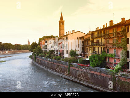 Verona Stadtbild mit Sant'Anastasia Kirche Sant Anastasia (Campanile) und Etsch, Verona, Italien Stockfoto