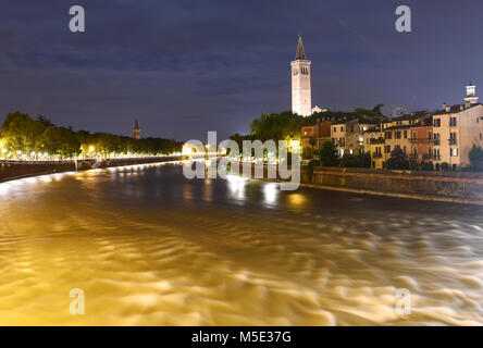 Verona Stadtbild bei Nacht mit Sant'Anastasia Kirche Sant Anastasia (Campanile) und Etsch, Verona, Italien Stockfoto