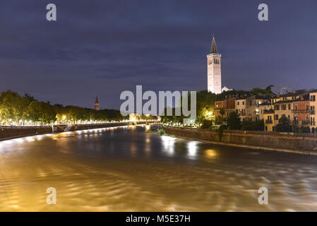 Verona Stadtbild bei Nacht mit Sant'Anastasia Kirche Sant Anastasia (Campanile) und Etsch, Verona, Italien Stockfoto