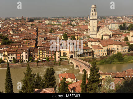 Verona Stadtbild mit Ponte Pietra Brücke und Dom (Kathedrale Santa Maria Matricolar, Duomo di Verona) von Castel San Pietro, Verona, Es Stockfoto