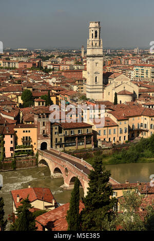 Verona Stadtbild mit Ponte Pietra Brücke und Dom (Kathedrale Santa Maria Matricolar, Duomo di Verona) von Castel San Pietro, Verona, Es Stockfoto