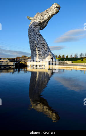 Eine der Kelpie Skulpturen von Andy Scott, spiegelt sich in den Kanal an der Helix Park, Falkirk, Schottland Stockfoto