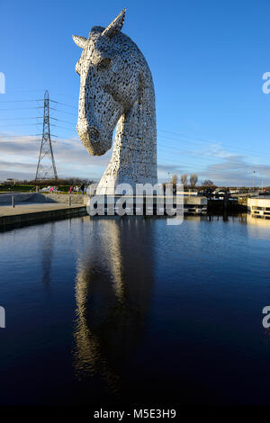 Eine der Kelpie Skulpturen von Andy Scott, spiegelt sich in den Kanal an der Helix Park, Falkirk, Schottland Stockfoto