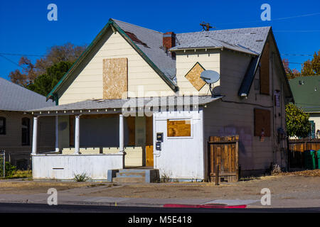 Verlassene Haus mit Brettern vernagelt Die Fenster & Tür Stockfoto