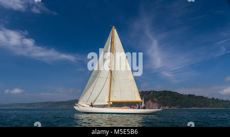 Die klassischen Holz- yacht Sibylle von Cumae unter Segeln an der Küste von Cornwall an einer ruhigen sonnigen Tag. Stockfoto