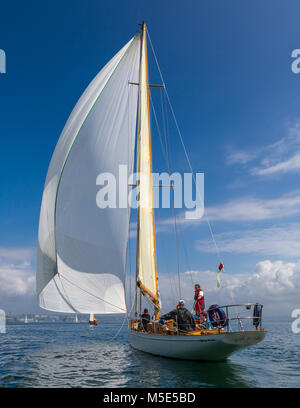 Die klassischen Holz- yacht Sibylle von Cumae Segel in ihrem Heimathafen. Stockfoto