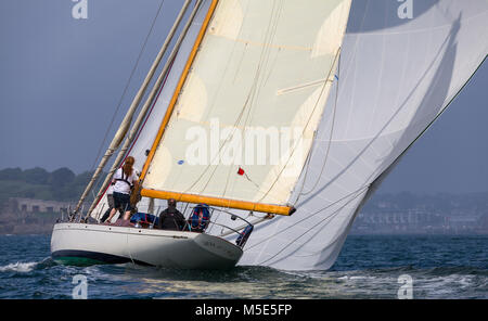 Die klassischen Holz- yacht Sibylle von Cumae unter vollen Segeln in Plymouth Sound. Stockfoto