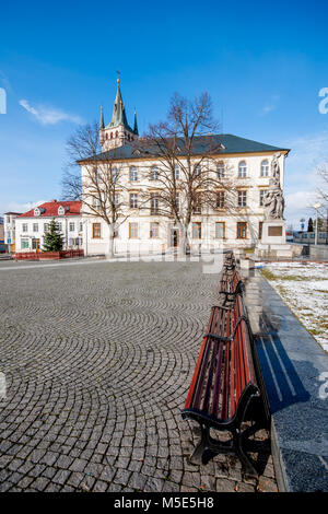 Anzeigen von Horni namesti (Square), Museum des Doktors Ales Hrdlicka und St. Mikulas Pfarrkirche in Humpolec Stadt, Tschechische Republik Stockfoto