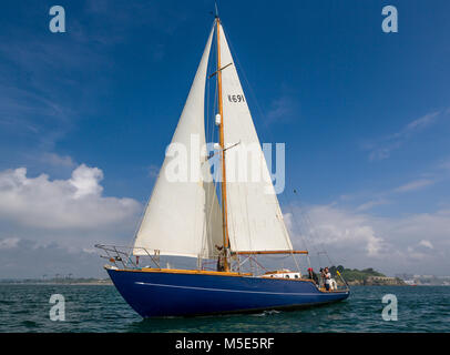 Th klassischen Holz- yacht Ärger von Arklow unter vollen Segeln in Plymouth Sound. Stockfoto