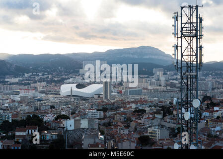 Luftaufnahme von Marseille Stadtbild mit der Orange Stade Velodrome in der Ferne. Bouches-du-Rhone, Frankreich. Stockfoto