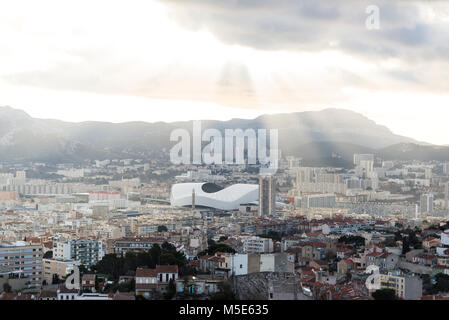 Luftaufnahme von Marseille Stadtbild mit der Orange Stade Velodrome in der Ferne. Bouches-du-Rhone, Frankreich. Stockfoto