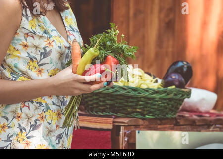 Nahaufnahme des unkenntlich Frau mit verschiedenen Gemüse. Gesunde Ernährung Konzept. Stockfoto