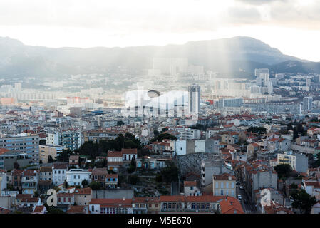 Luftaufnahme von Marseille Stadtbild mit der Orange Stade Velodrome in der Ferne. Bouches-du-Rhone, Frankreich. Stockfoto