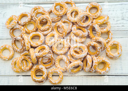 Donut in der Glasur, traditionellen, runden Keks zu Tee, Kaffee Stockfoto